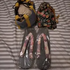 花柄鼻緒の黒い下駄と和柄バック