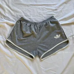 adidas グレー ショートパンツ　スウェット