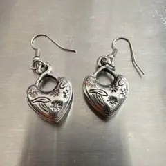 フラワー刻印 ハートチャーム フックピアス シルバーカラー