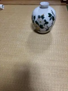 伝統の九谷焼 手描き花瓶 白地 カラフル装飾