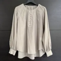 【最終価格！試着のみ】ソフィラ ベージュ プリーツデザイン 長袖シャツのサムネイル