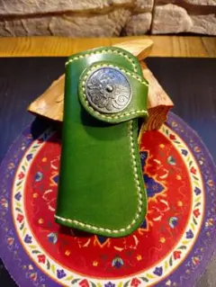 オリーブ・ブラウンのツートンカラー！4連キーケース！唐草模様 コンチョ付き！