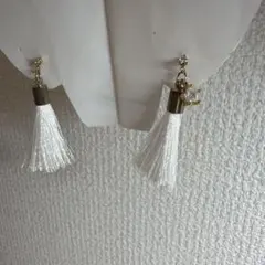 ホワイトタッセルピアス