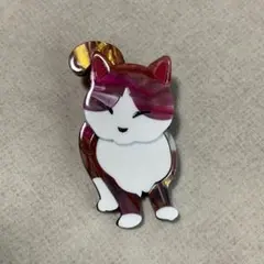 ハチワレ猫のアクリルブローチ
