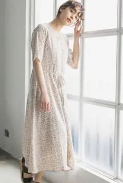 E hyphen world gallery 小花柄Vネックワンピース