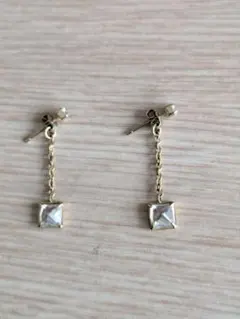 チェーン付きスクエア型ピアス
