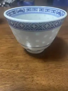 青い模様の陶器製湯飲み