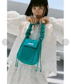 【美品】un/neu ギャザーハンドルサテンフラップバッグ