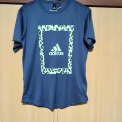 アディダスのTシャツです。