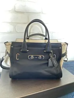 COACH スワッガー　レザー 黒/ベージュ