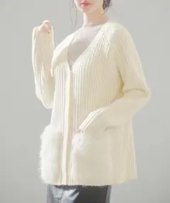 ファーポケット付きVネックニットカーディガン　アイボリー