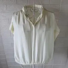 美品 COMME CA ISMアイボリー Vネック 半袖ブラウスサイズM