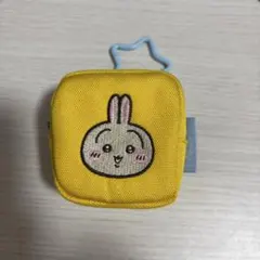 ちいかわ カラビナつき刺繍スクエアミニポーチ　うさぎ