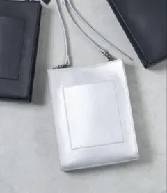 【新品】スマホショルダーバッグ　シルバー　グレー　ラメ　レザース　ホワイトのサムネイル
