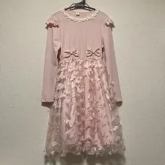 蝶の装飾付きピンクワンピース