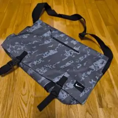NIKE メッセンジャーバッグ カモフラ柄のサムネイル