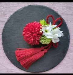 赤とグリーンのピンポンマムと赤のタッセルの髪飾り　ヘアクリップ