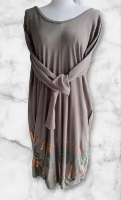 ブラウン Vネック 裾プリントチュニック