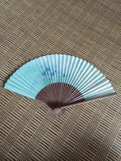 青色花柄扇子