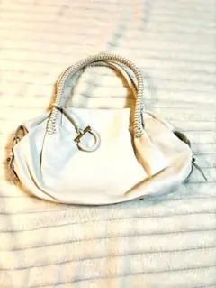 フェラガモ　ホワイト ハンドバッグ 編み込みハンドル