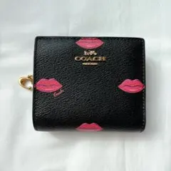COACH コーチ 二つ折り財布 リップ柄 ブラック ピンク キスモチーフ