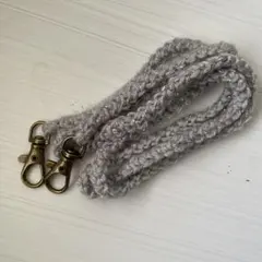 上質・大人カラーの手編みスマホショルダー ストラップシルバーラメ×ライトグレー