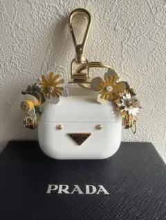 PRADA ホワイト ハンドル付き AirPodsProケース - メルカリ