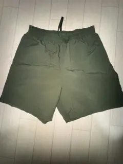 オリーブ色 ゴムウエスト ショートパンツ