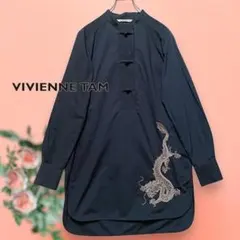 VIVIENNE TAM ドラゴン刺繍 マオカラー チャイナボタン チュニックのサムネイル