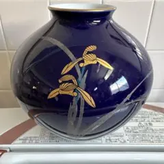 花瓶 濃紺 花のデザイン