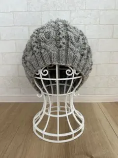 手編み　アラン模様のポンポン（大）つきキャップ　グレー　ニット帽　ハンドメイド