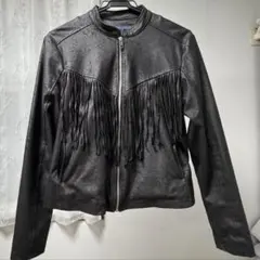 フリンジ、スタッズ付き黒レザー風ライダース ジャケット