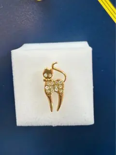 猫デザインの金色ピンバッジ
