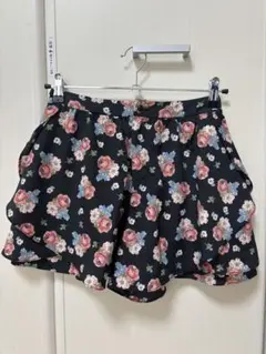 【美品】BE RADIANCE花柄フリルショートパンツ 黒