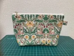 ハンドメイド　猫と花柄の布製ポーチ　ホワイト