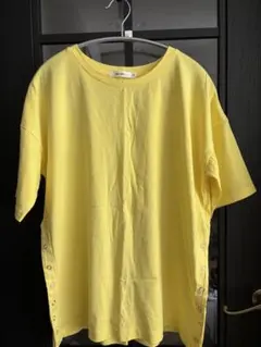 ニコアンド　イエロー サイドボタン 半袖Tシャツ