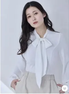 【美品】overE ボウタイブラウス 24AW：ホワイト102 美品】overE ボウタイブラウス 24AW：ホワイト102 - メルカリ