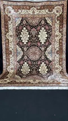 イラン・クム産、最高級100％天然シルクを使用した手織りペルシャ絨毯
