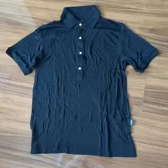 黒のポロシャツ V字ロゴ付き