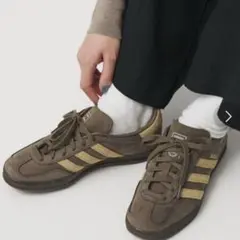 adidasガゼルブラウンJQ8386