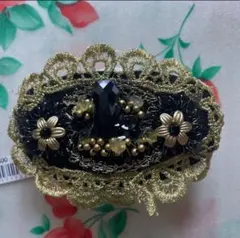 ビーズ装飾の黒と金のバレッタ