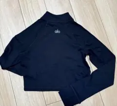 ALO ヨガウェア　トップス　短め　黒　伸縮性があり　着心地良い　指通す穴あり