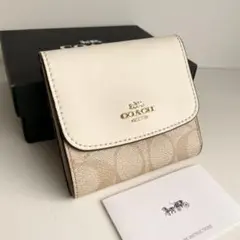 新品・未使用】COACH二つ折り財布ブラウン／ホワイト C7805 - メルカリ