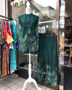 ダークグリーンの花柄セットアップ