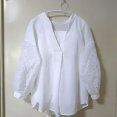 美品　刺繍袖　パフスリーブ　ホワイト　ブラウス