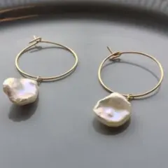 394 ライトグレーケシパール花びらバロックスタッドピアスゴールド