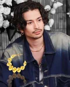 常田大希　着用風 ゴールド スパイラル フープピアス