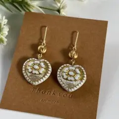 ハート型のチェコビーズ（白系）ピアス ハンドメイド