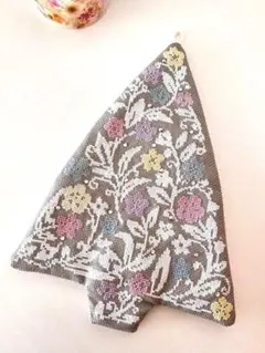 『花のホワイトクリスマスツリー』クロスステッチ完成品　ミニツリー　オブジェ