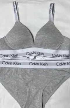 カルバンクライン上下セット 三角ブラ×ショーツ(ロゴ付ストラップ)Mサイズグレー